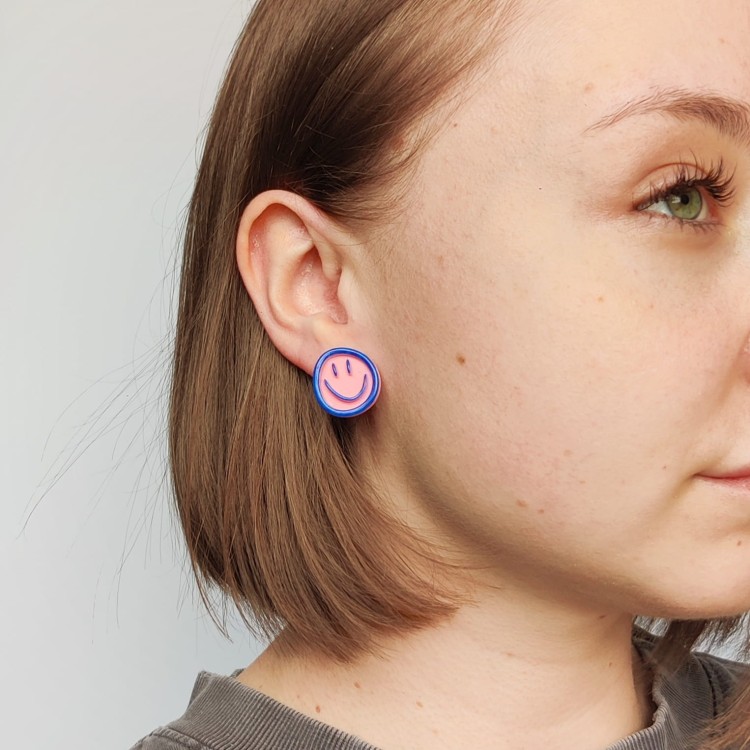kolczyki-usmiech-glina-polimerowa-na-uchu-1.jpg