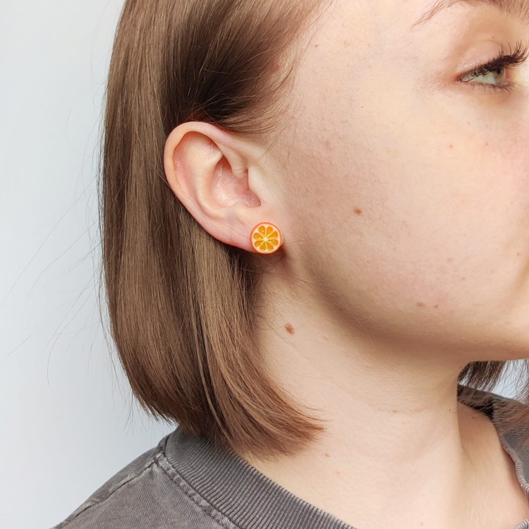 kolczyki-pomarancze-na-uchu-2.jpg