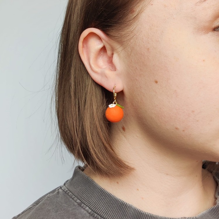 kolczyki-pomarancze-na-uchu-glina-polimerowa.jpg