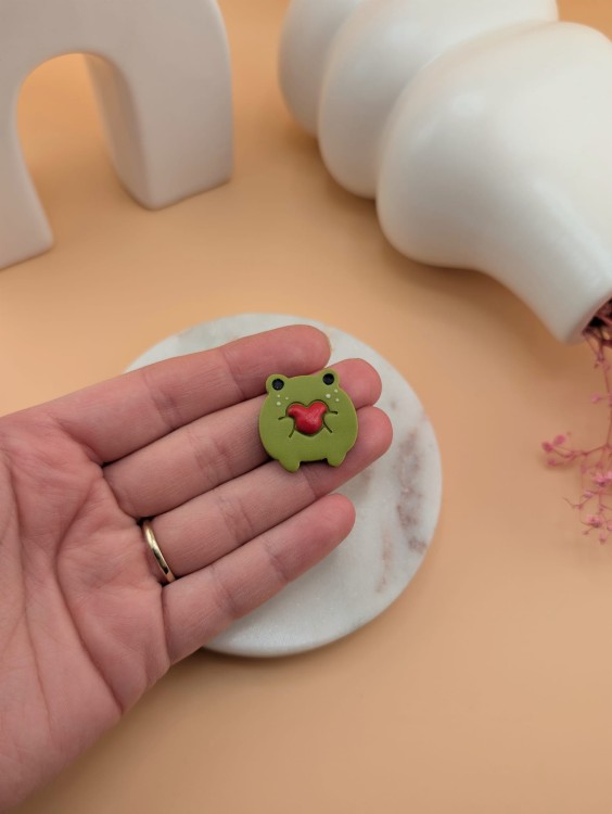 przypinka-zabka-zielona.jpg