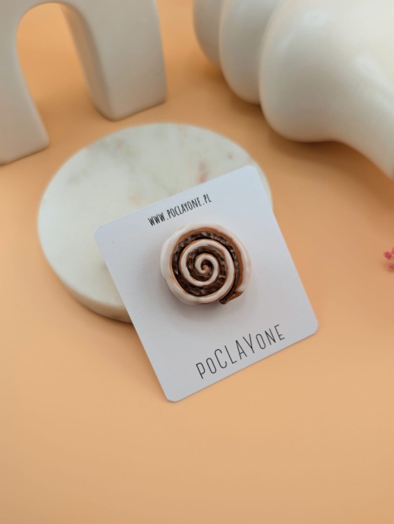 przypinka-cynamonka-pin-do-plecaka.jpg
