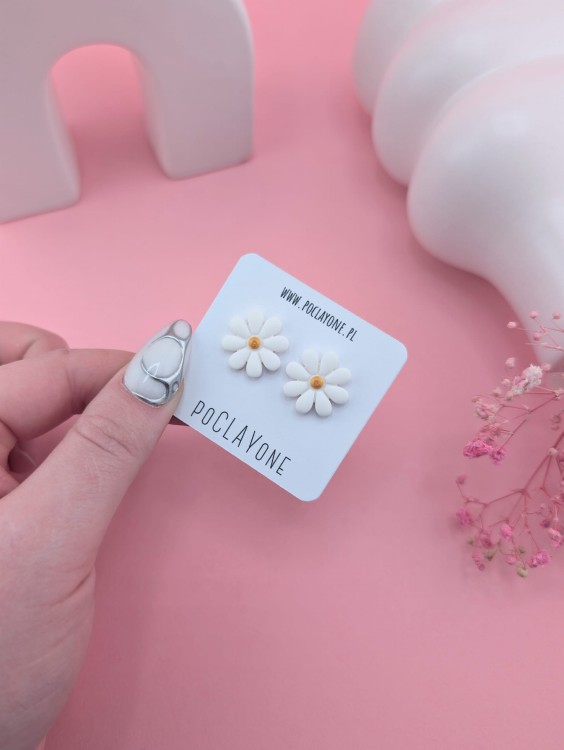 urocze-kolczyki-kwiatki-biale-stokrotki.jpg