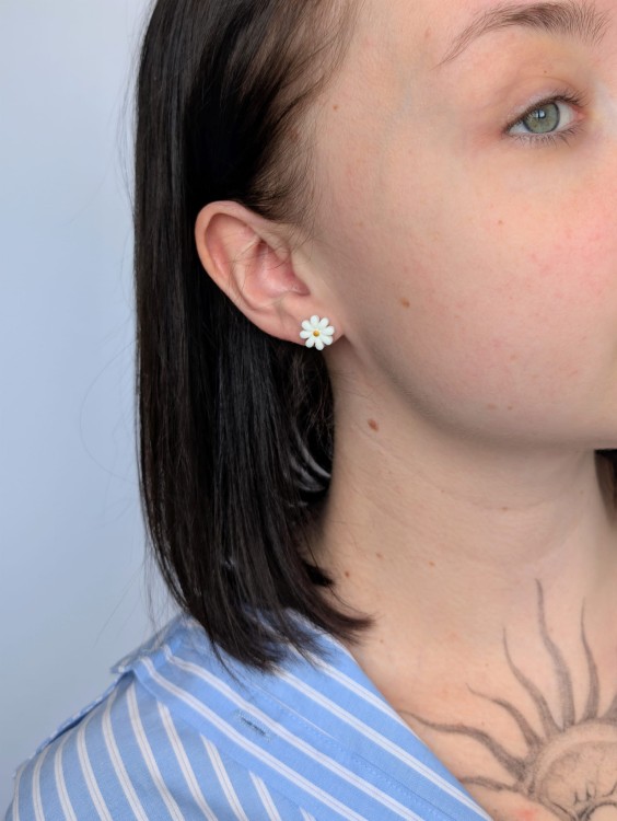 kolczyki-kwiatki-biale-stokrotki-malutkie.jpg