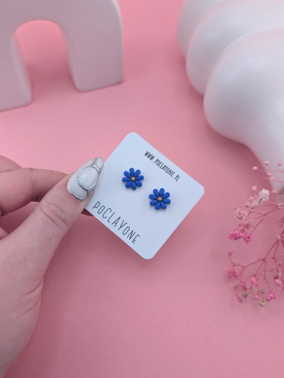 delikatne-kolczyki-kwiatki-niebieskie-stokrotki.jpg