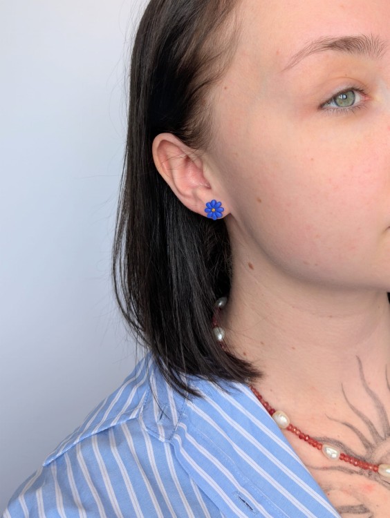 mininmalistyczne-kolczyki-kwiatki-niebieskie-stokrotki.jpg