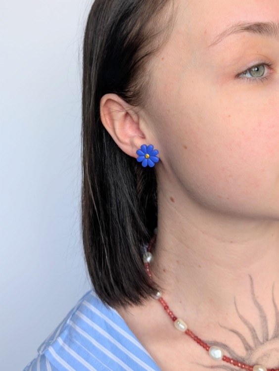 malutkie-kolczyki-kwiatki-niebieskie.jpg