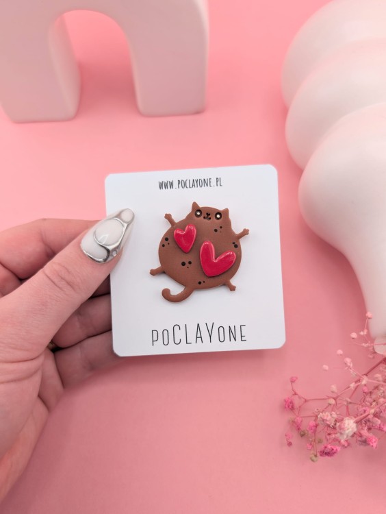 przypinka-brazowy-kotek-z-serduszkiem.jpg