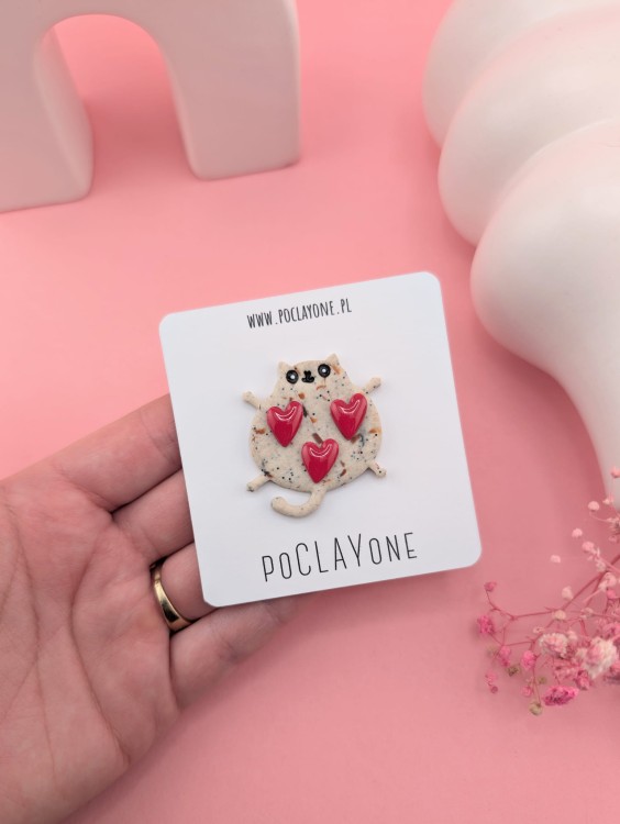 przypinka-piaskowy-kotek-z-seruszkami.jpg