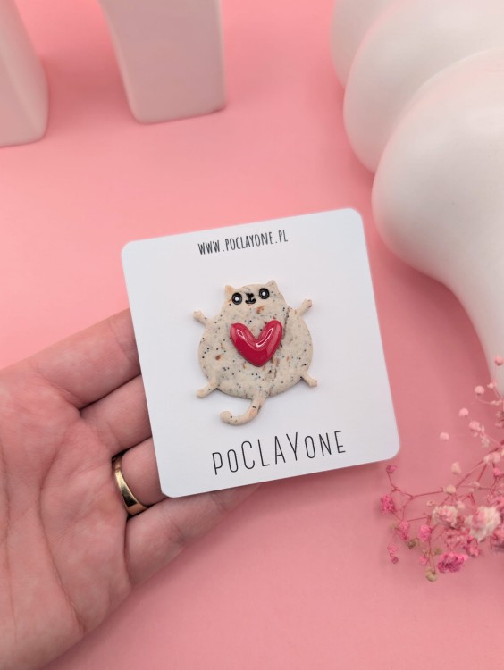 przypinka-piaskowy-kotek-z-serduszkiem.jpg