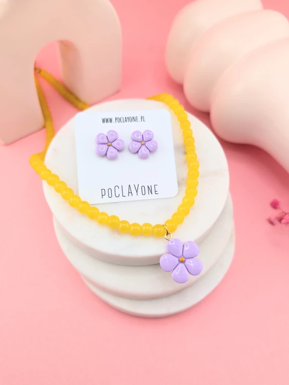 fioletowe-kolczyki-kwiatki-zolty-naszyjnik.jpg