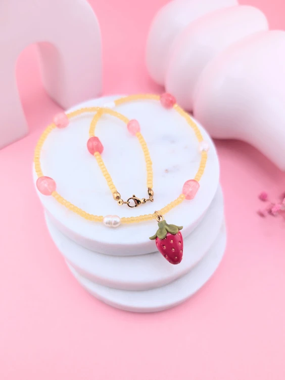 zolty-naszyjnik-z-truskawka.jpg