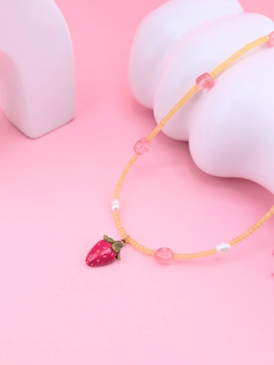wiosenny-naszyjnik-z-truskawka.jpg