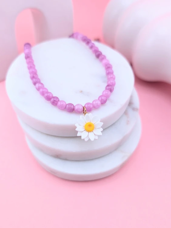 wiosenny-rozowy-naszyjnik-z-kwiatem-stokrotki.jpg