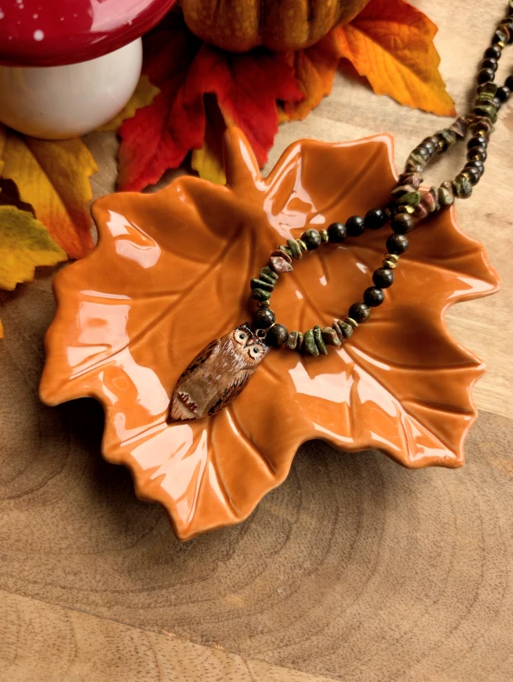 brazowy-naszyjnik-z-sowa-handmade-poclayone.jpg